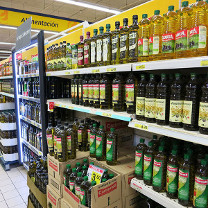 Оливковое масло на полке магазина в Испании