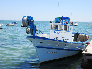 Рыбацкая лодка в Сан Педро дель Пинатар в Испании